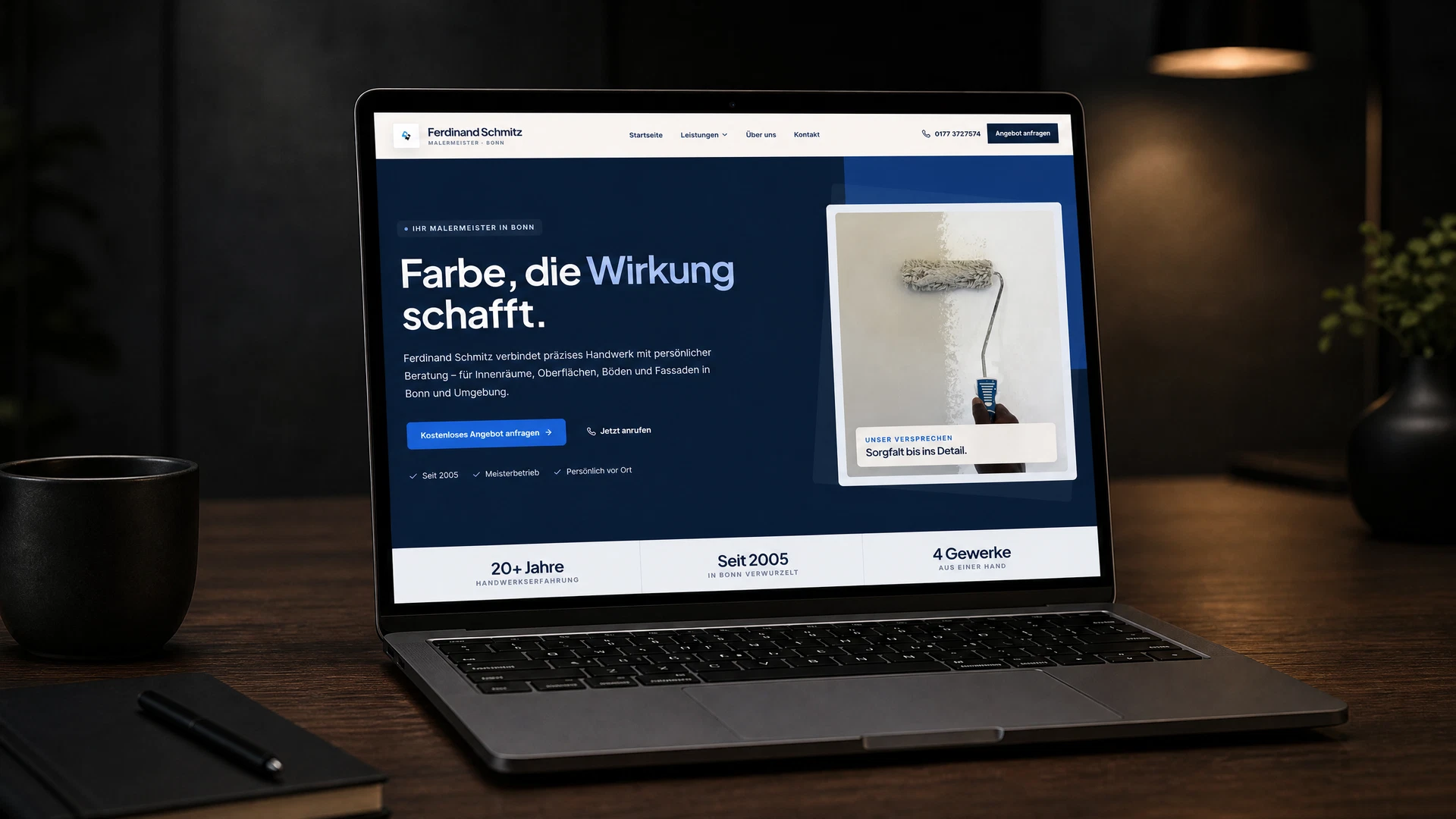 Eingeschalteter Laptop mit der Original-Startseite von Ferdinand-Schmitz-Bonn.de