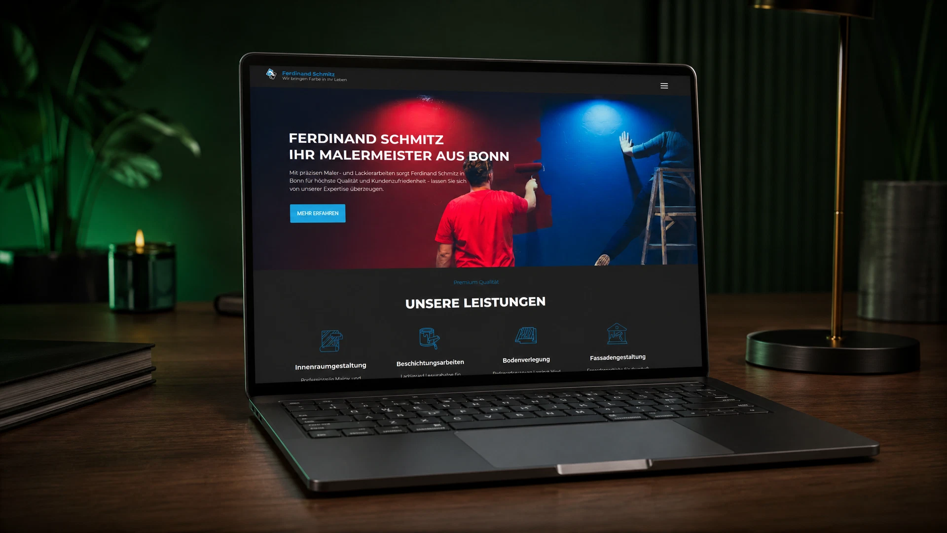 Eingeschalteter Laptop mit der Original-Startseite von Ferdinand-Schmitz-Bonn.de