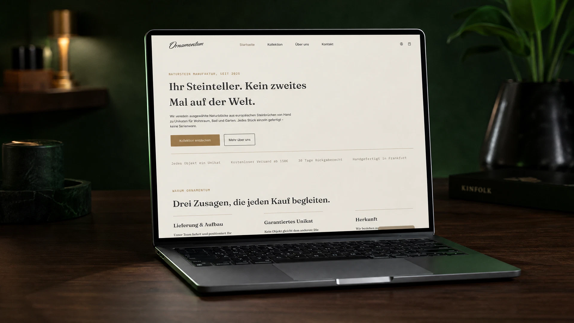 Eingeschalteter Laptop mit der Original-Startseite von Ornamentum-Design.de