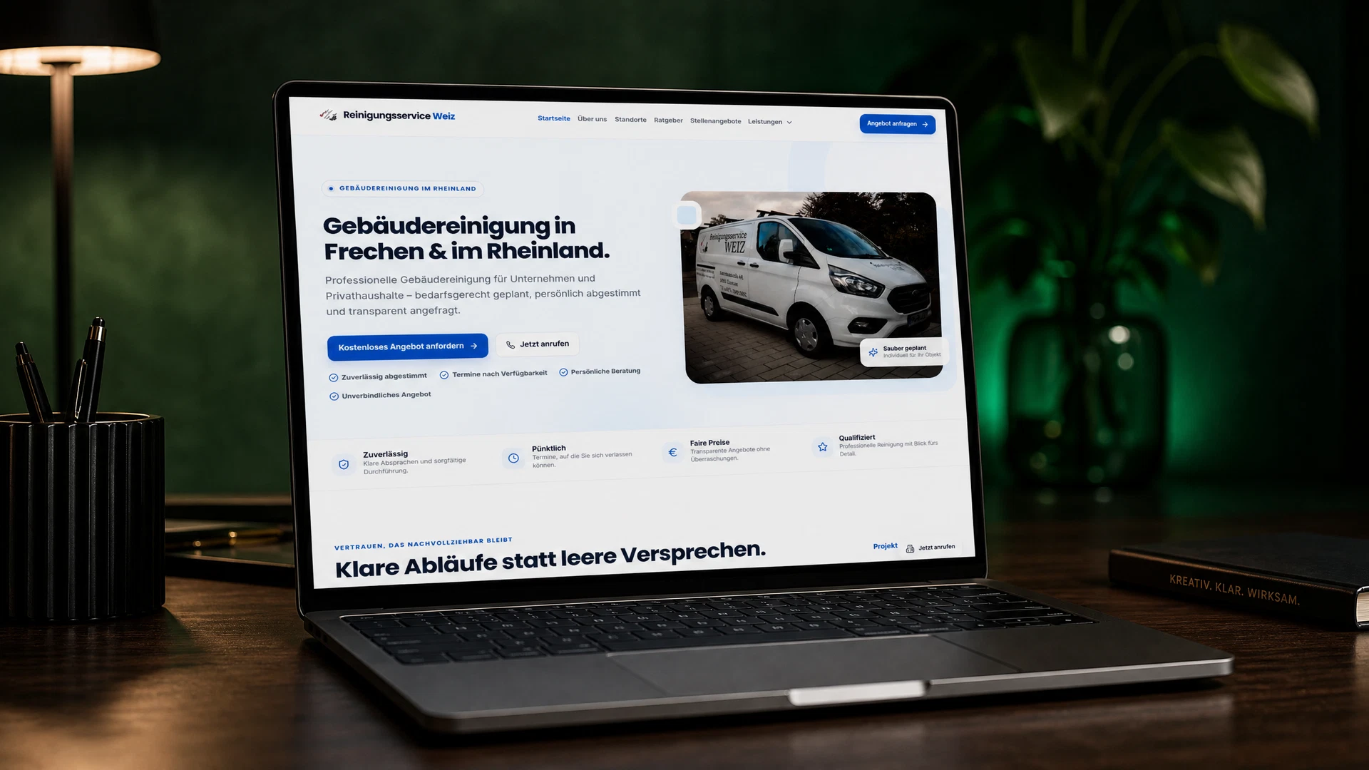 Eingeschalteter Laptop mit der Original-Startseite von Reinigungsservice Weitz